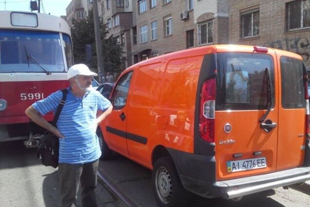 В Киеве герой парковки парализовал движение трамваев