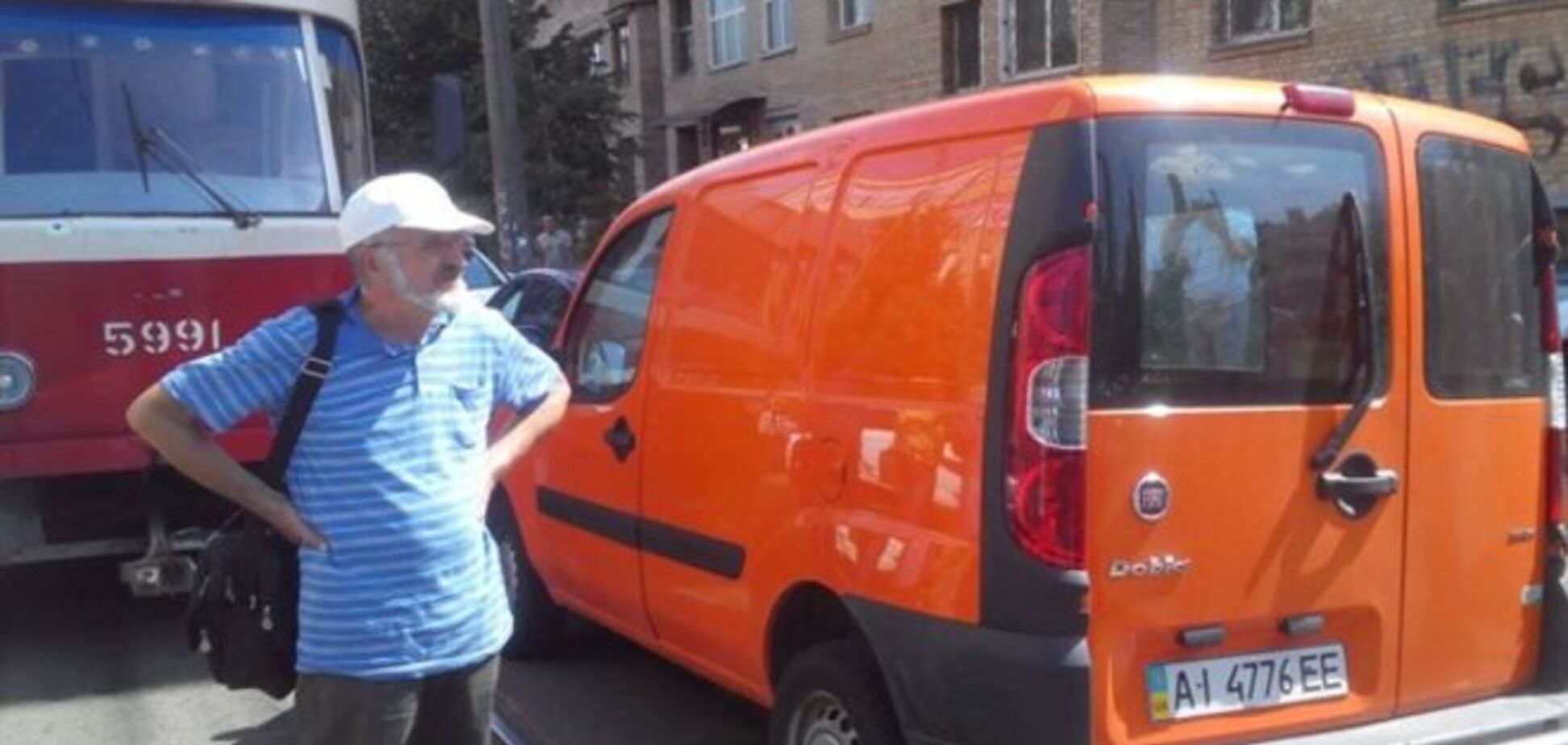 В Киеве герой парковки парализовал движение трамваев