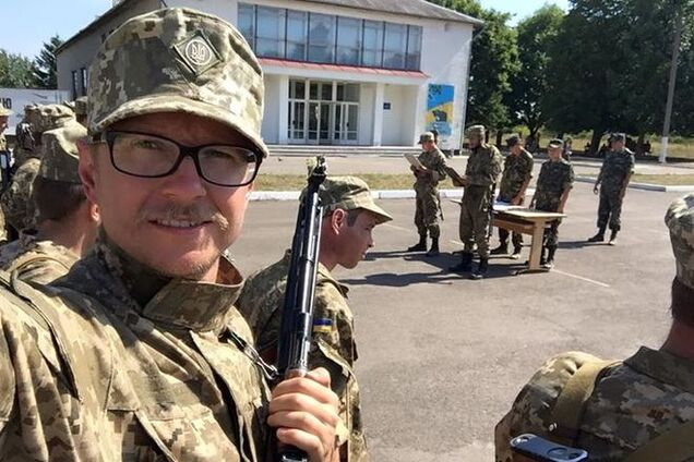 Усы, мазепинка и автомат: Майкл Щур во время присяги развлекался селфи