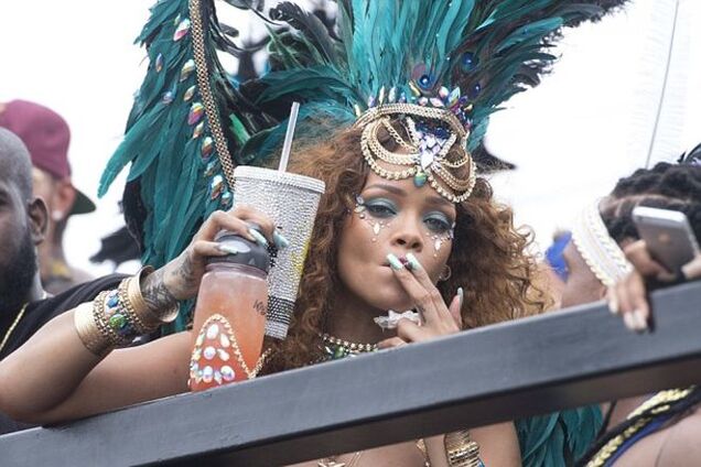 Обнаженная Рианна покорила публику на карнавале танцем ягодиц