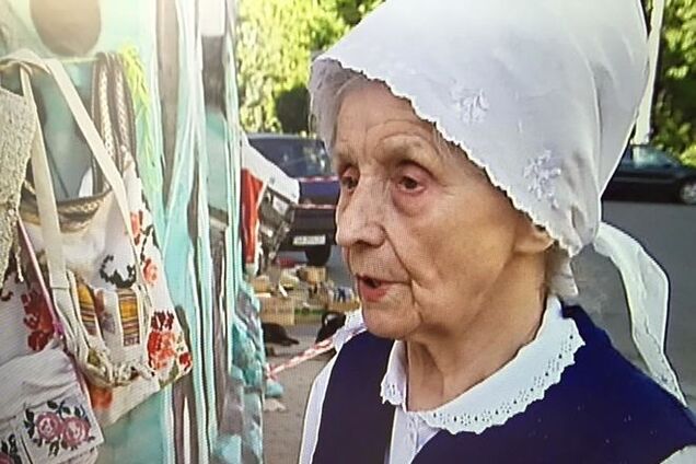 Пожилая киевлянка перевела все заработанные деньги на АТО: фотофакт