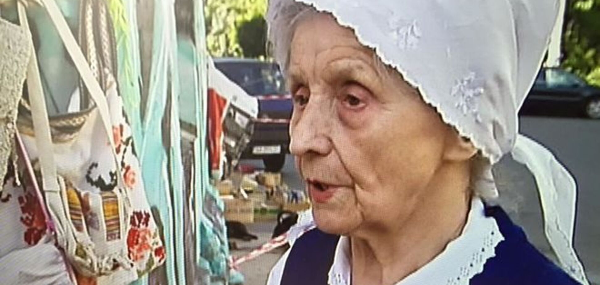 Пожилая киевлянка перевела все заработанные деньги на АТО: фотофакт