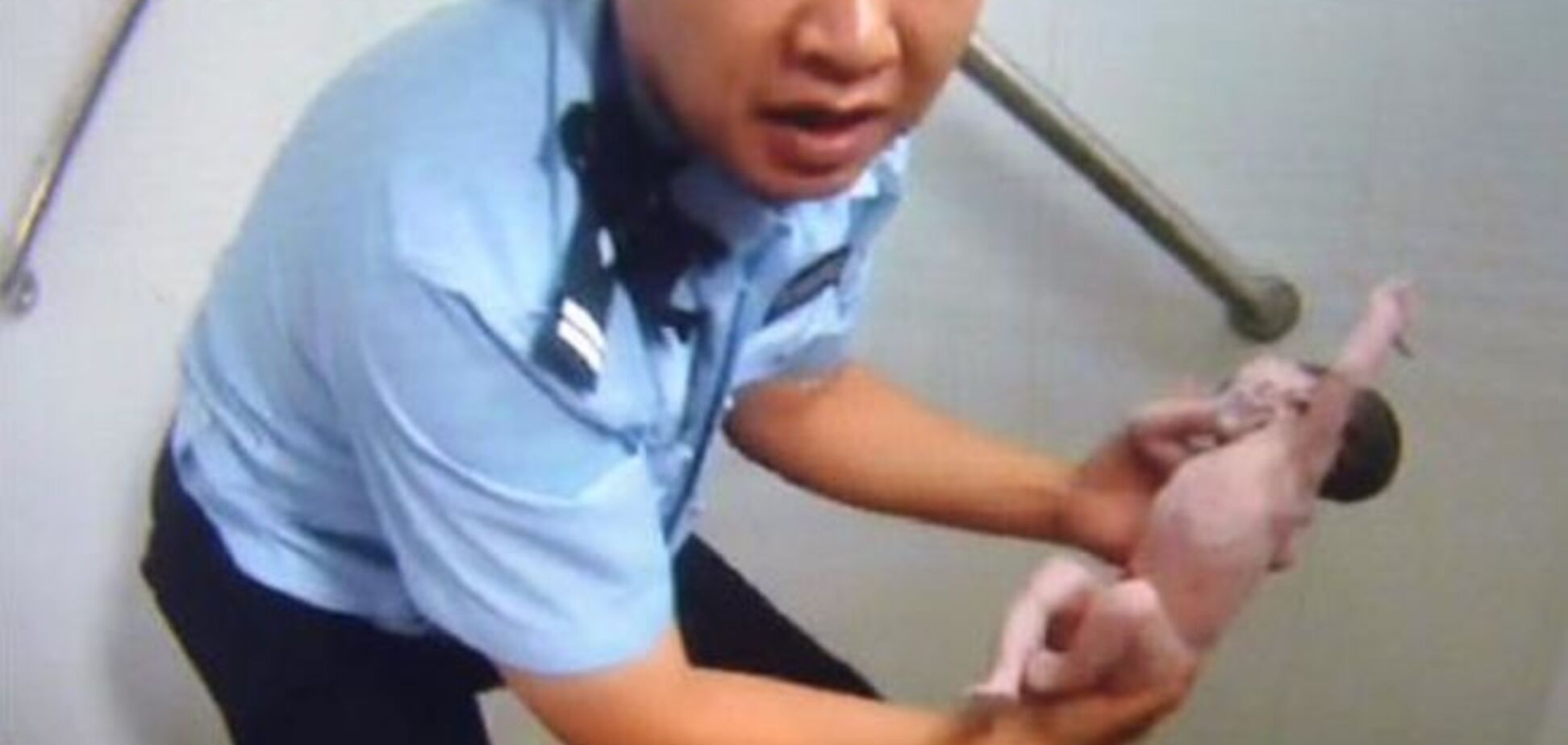 В Китае полицейский спас младенца, вытащив его из туалета: фотофакт