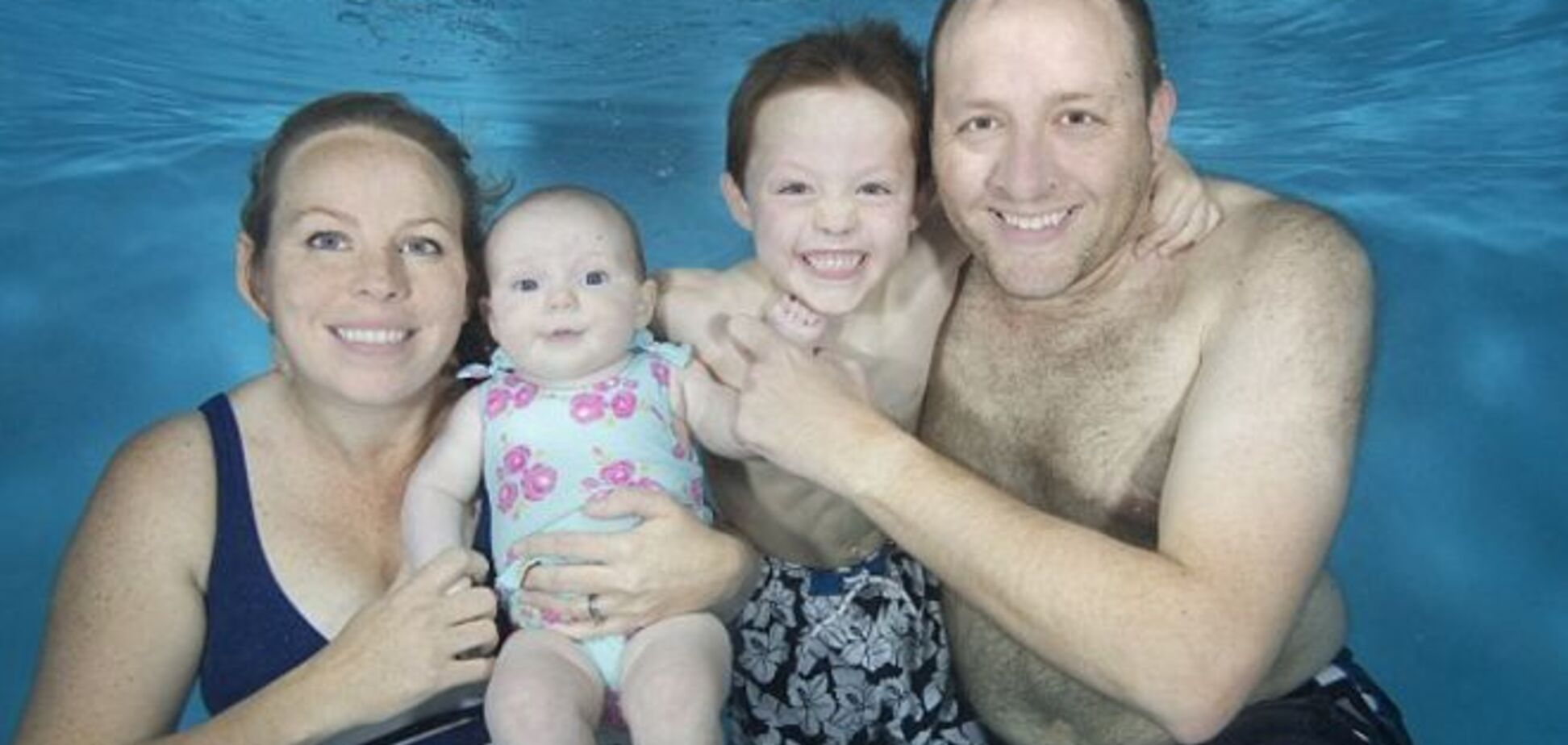 Снимки малышей под водой стало новым хитом семейных фото