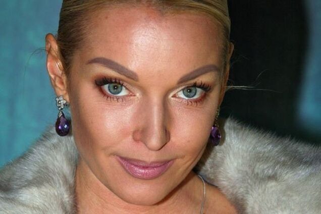 Волочкова уснула под домом в розовом пледе: фотофакт