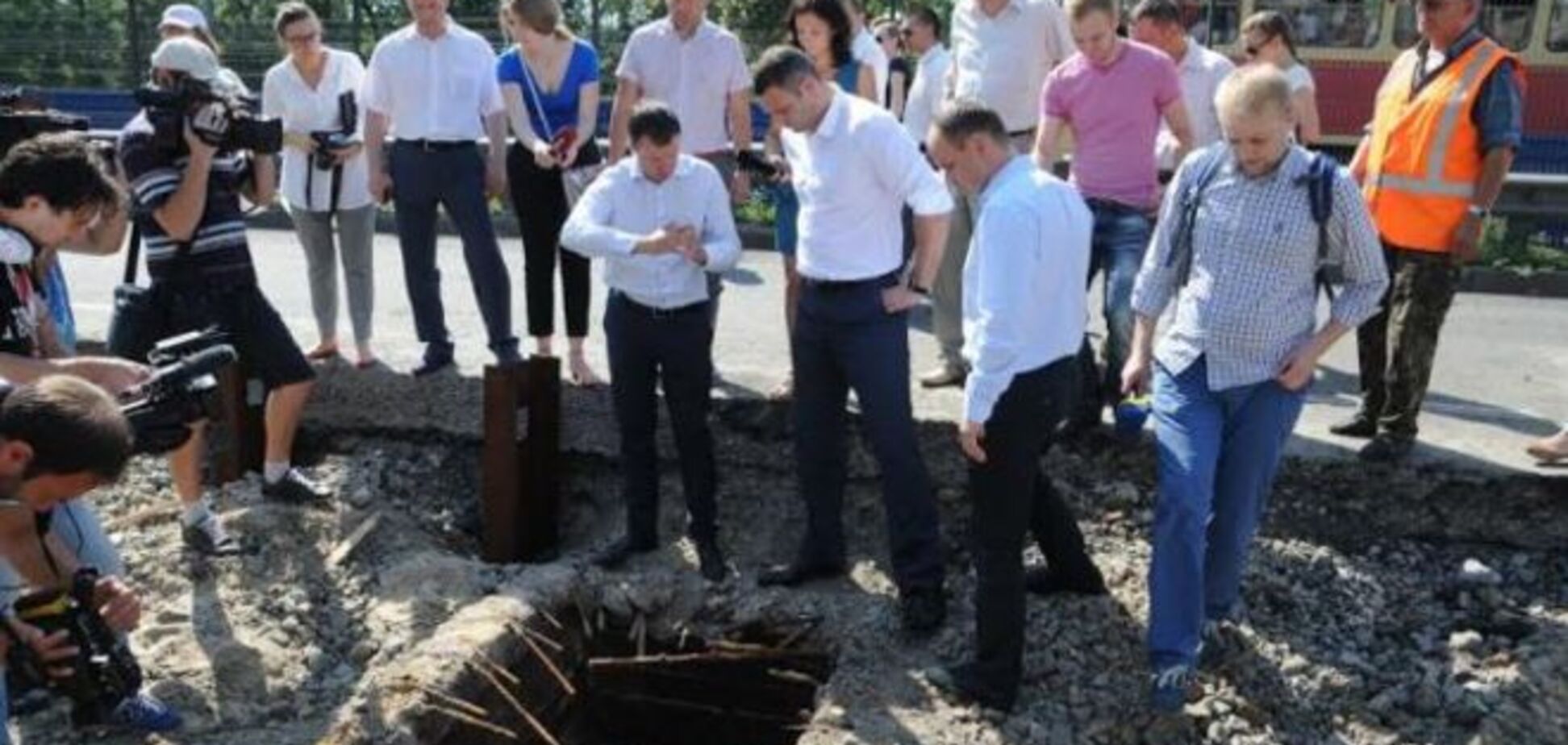 Кличко пообещал до сентября ликвидировать аварию коллектора на ул. Борщаговской