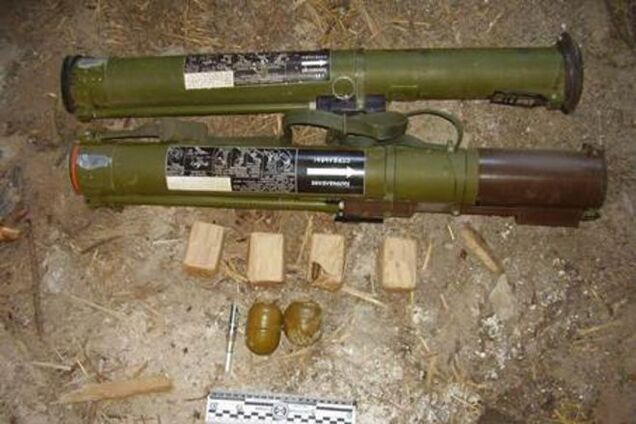 На Луганщине в заброшенном доме нашли тайник с оружием: опубликованы фото