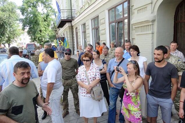 В Мариуполе протестовали против сепаратиста-начальника военно-городского центра
