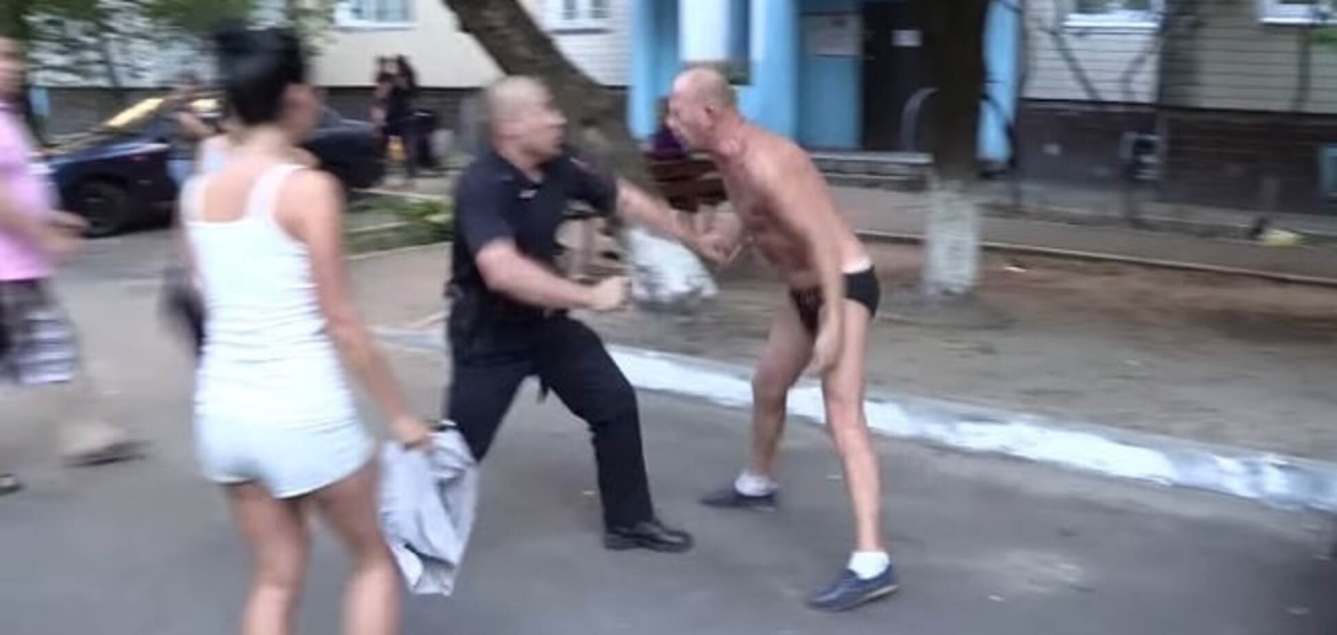 В Киеве пьяный неадекват в одних трусах ударил патрульного: видеофакт