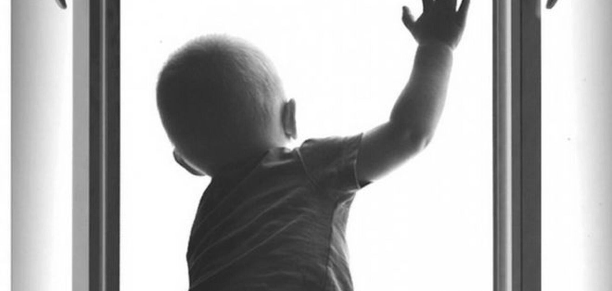 Опасные защитники: в Киеве еще один ребенок выпал из окна из-за москитной сетки