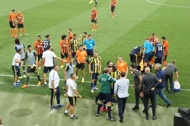Тренера 'Фенербахче' удалили за 'провокацию' игрока 'Шахтера': фото инцидента