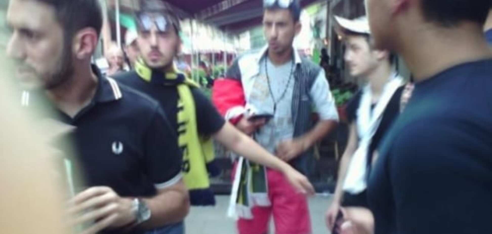 Агрессивные фаны 'Фенербахче' устроили дебош в центре Львова: фото беспредела