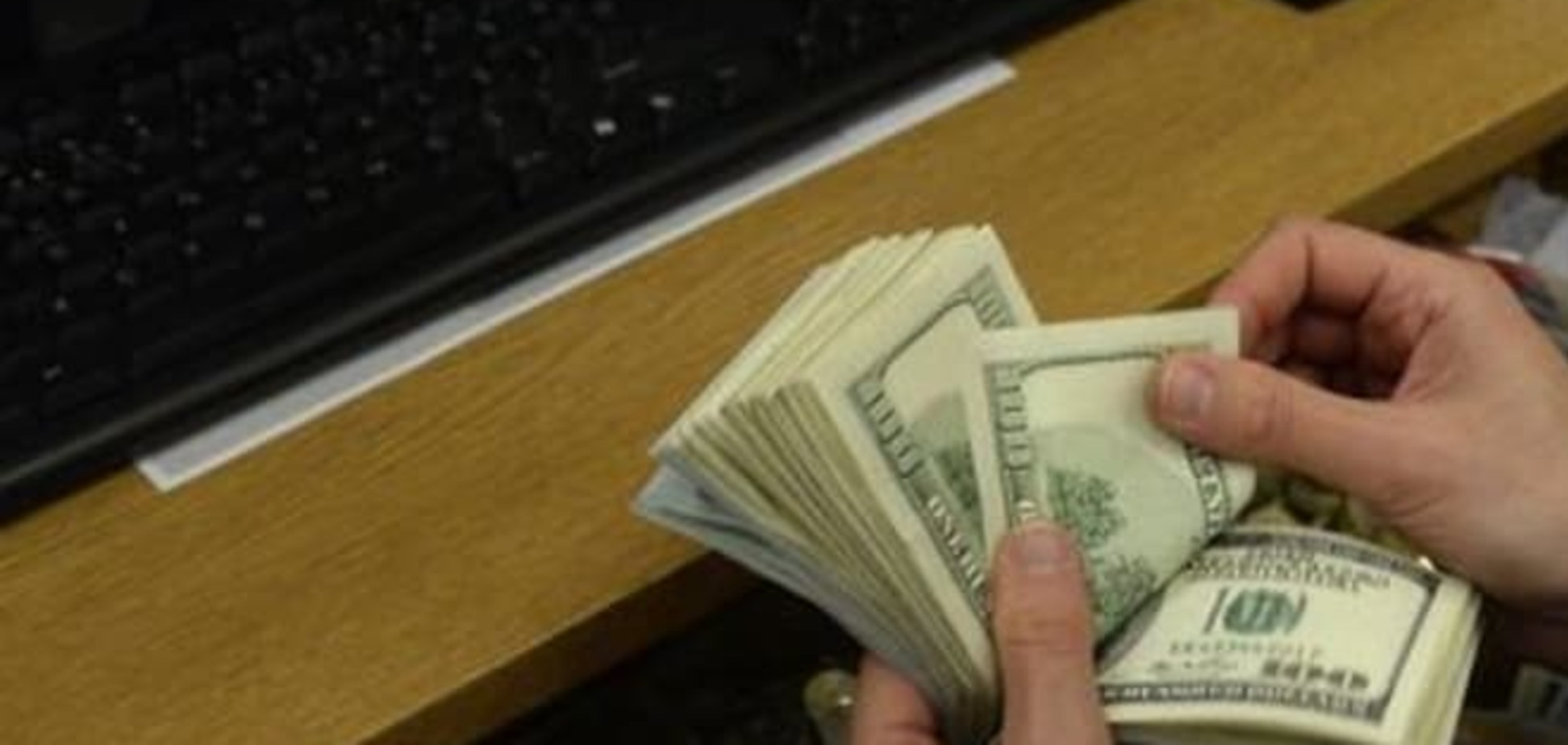 Украинцы понесли доллары в банки – НБУ 
