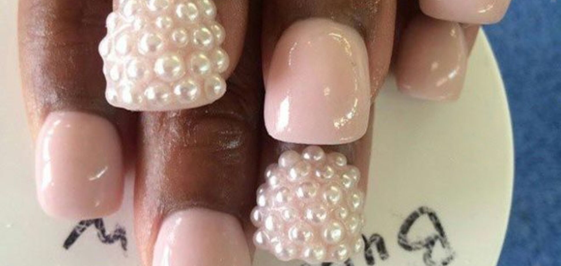 Новый тренд лета: девушки по всему миру делают безумный маникюр bubble nails 