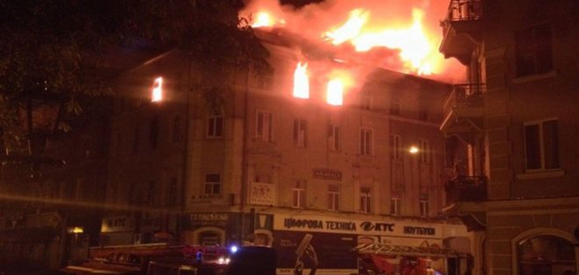 В исторической части Тернополя вспыхнул старинный дом: фото с места ЧП
