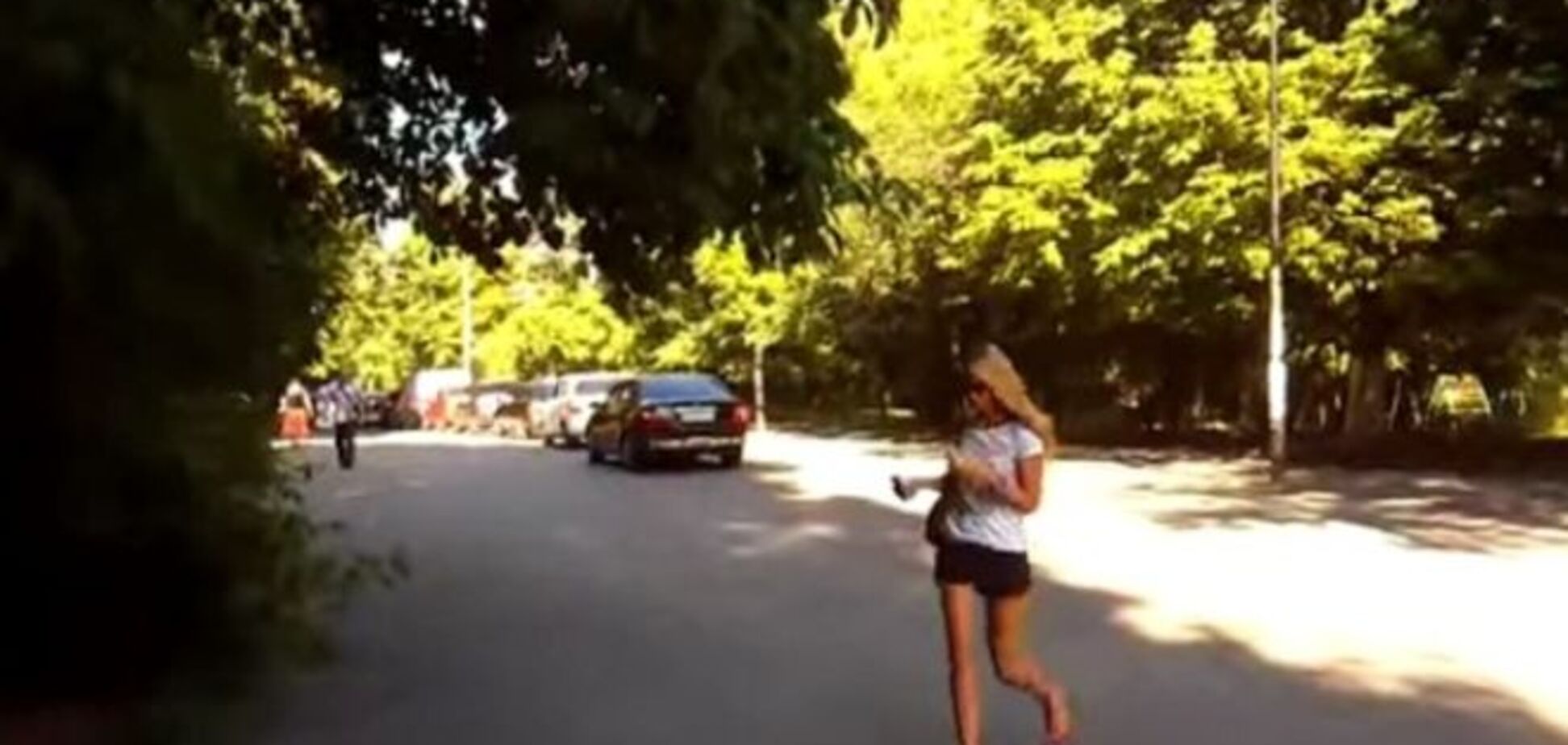 У Києві водії кинулися об'їжджати тягнучку по пішохідній зоні: Відеофакт