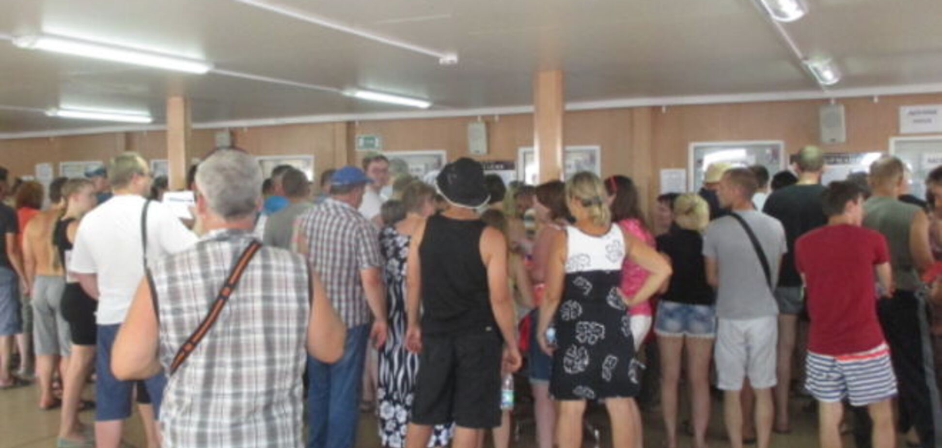 На Керченской переправе в очереди тысячи авто: спасатели разбили палаточный городок