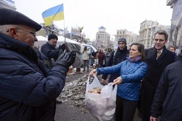 В США признались, что Нуланд на Майдане раздавала не печенье