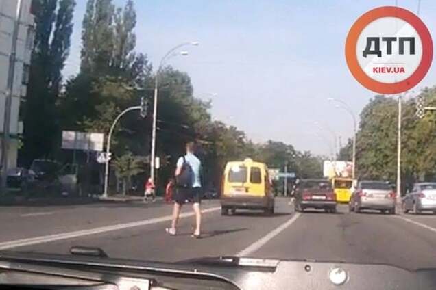 В Киеве пешеход в наушниках срезал дорогу, огрызаясь на водителей