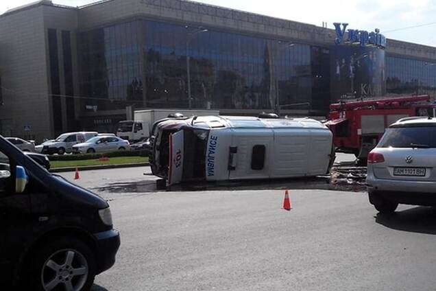 В Киеве перевернулась скорая с маленьким ребенком: подробности ДТП