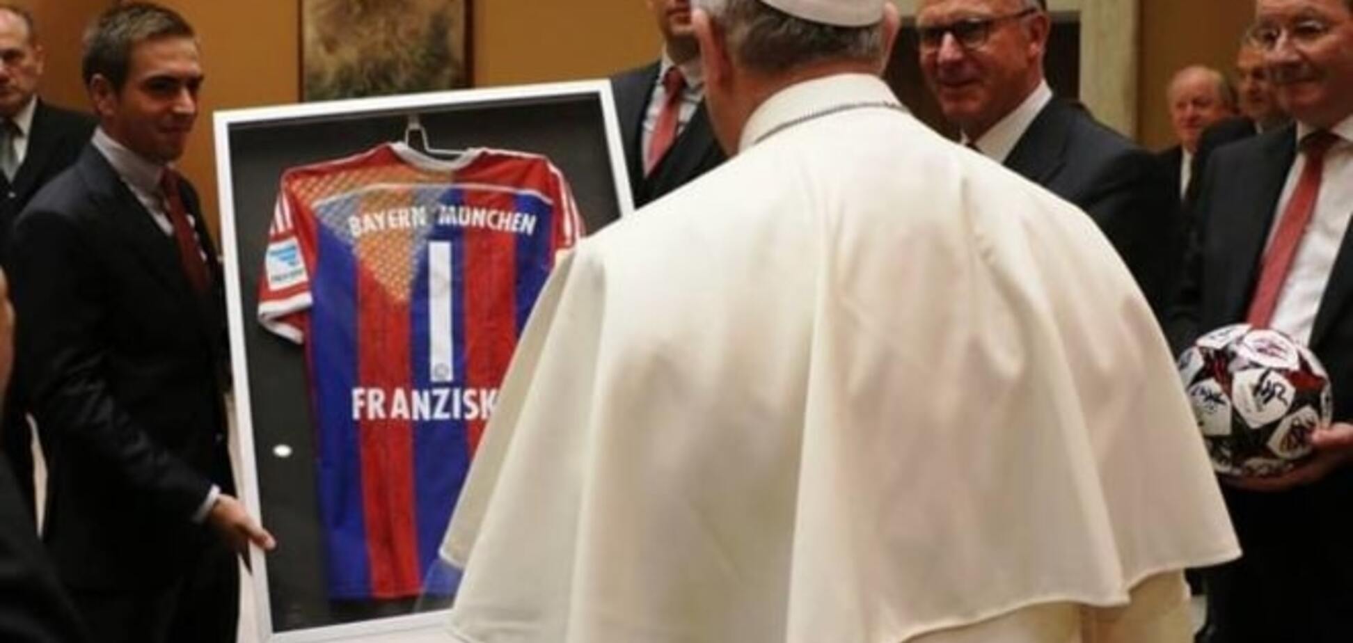 Знаменитый футбольный клуб подарил Папе Римскому миллион евро