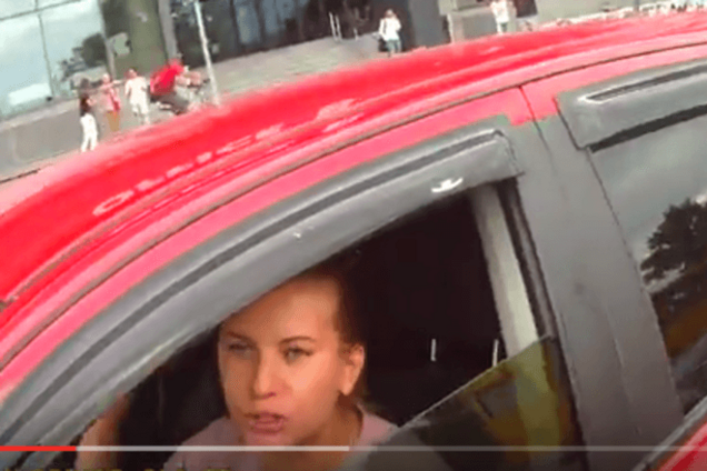 Мой муж – милиционер, вас всех уволят: появилось видео задержания нахальной блондинки, наехавшей на копов