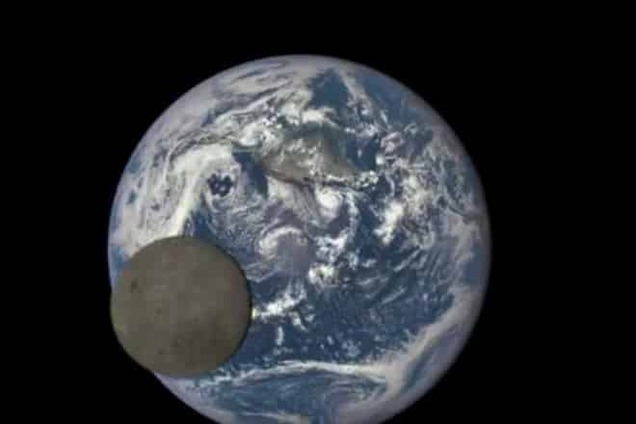 NASA показало рідкісне відео прольоту Місяця на фоні Землі