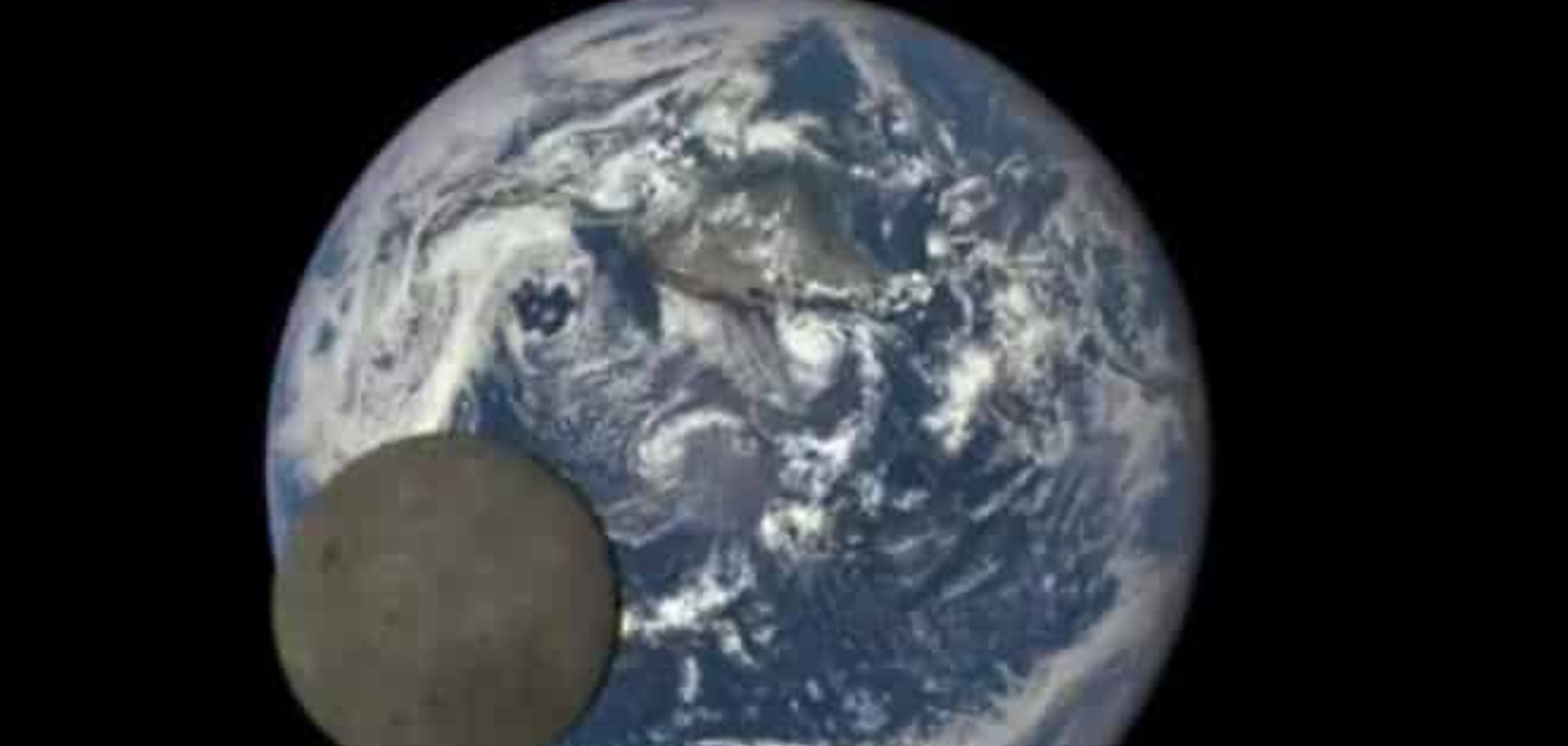 NASA показало редкое видео пролёта Луны на фоне Земли