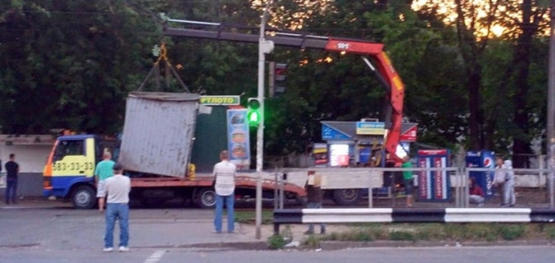 В Киеве на Святошино за сутки демонтировали 22 МАФа: фотофакт