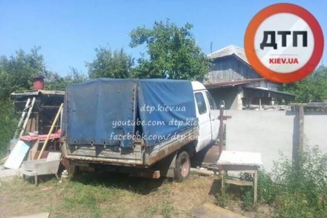 В Киеве пьяный водитель протаранил забор соседей, едва не сбив детей