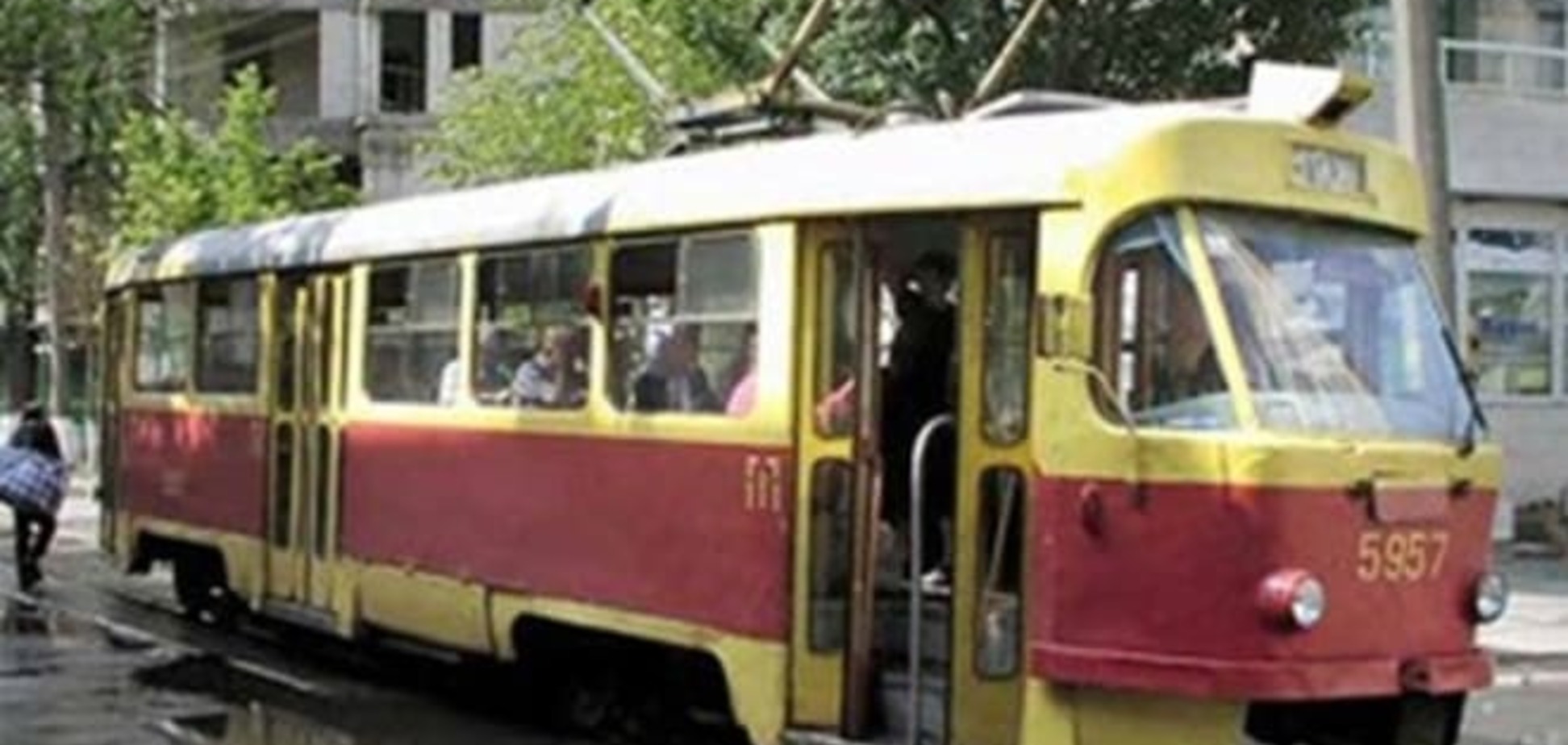 В Киеве из-за отлетевшего колеса остановились трамваи