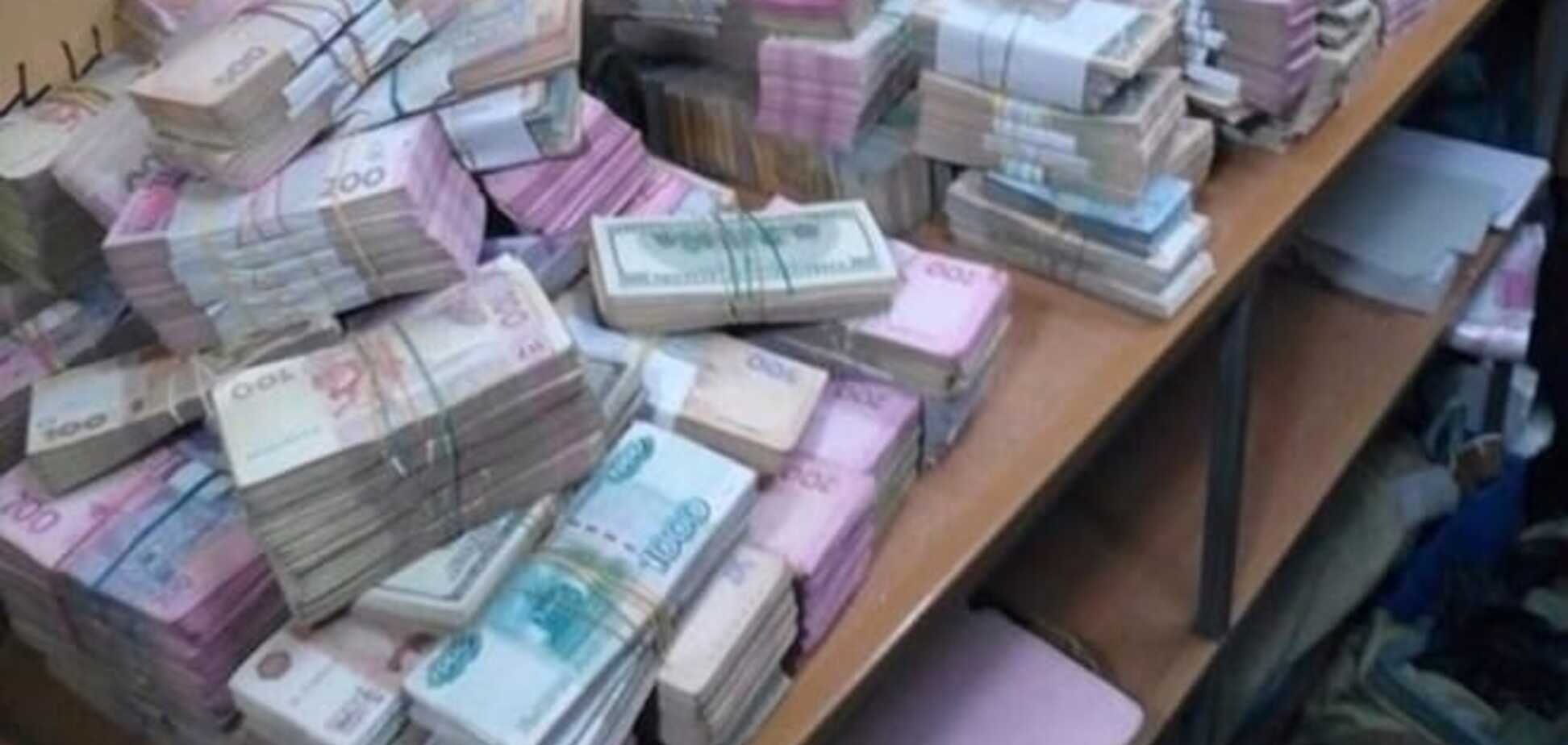 В Киеве накрыли крупную сеть незаконных обменников: новые подробности