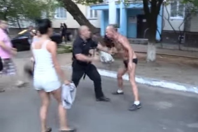 У Києві на поліцейського напав п'яний чоловік: відеофакт