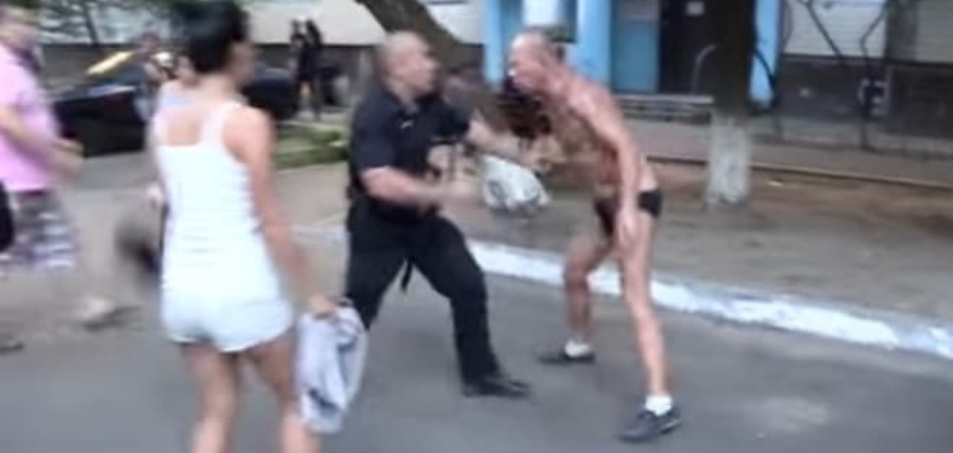 В Киеве на полицейского напал пьяный мужчина: видеофакт