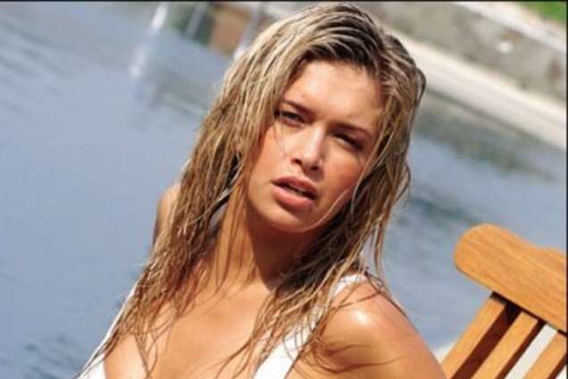 Вера Брежнева похвасталась загорелым телом в кислотном бикини