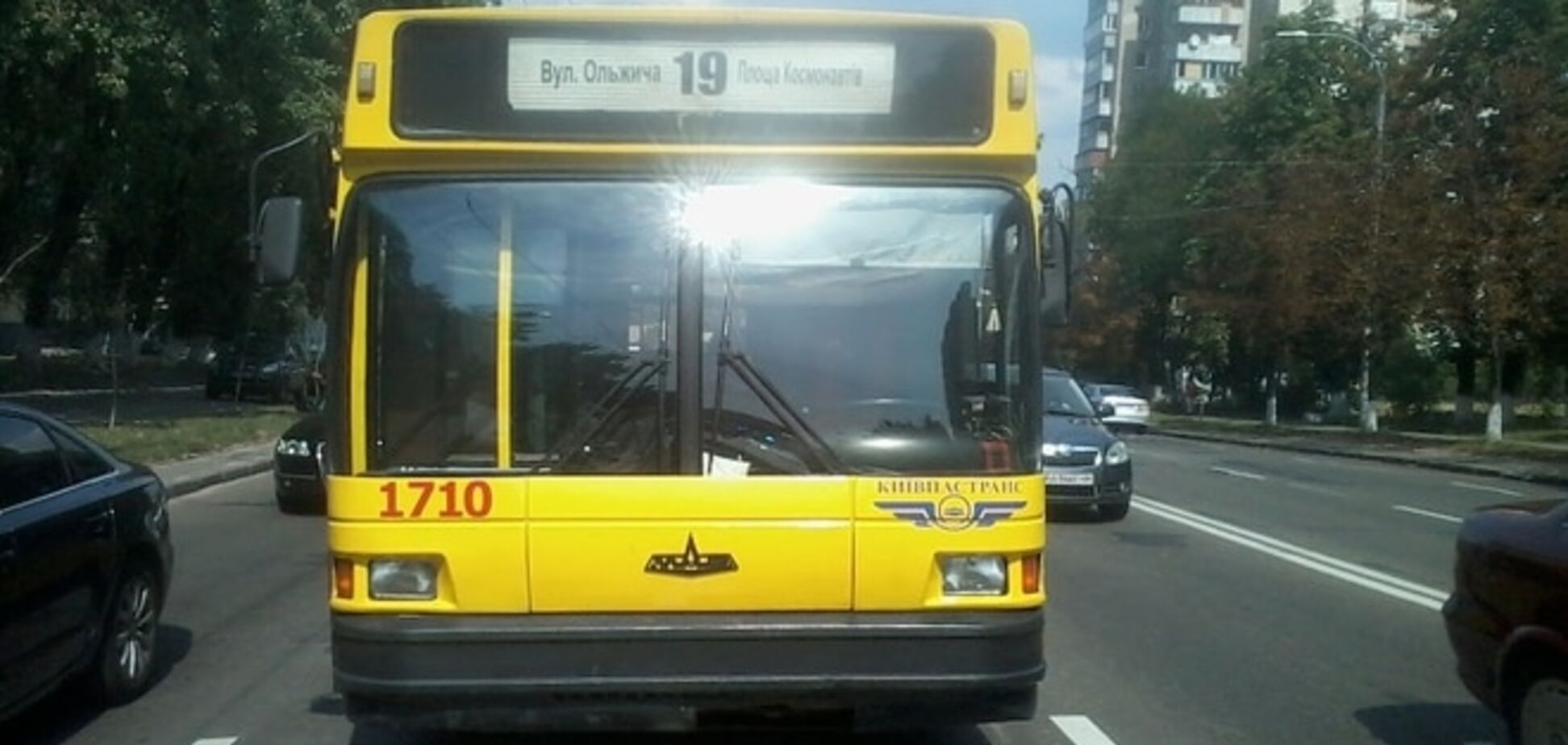 В Киеве загорелся троллейбус с пассажирами