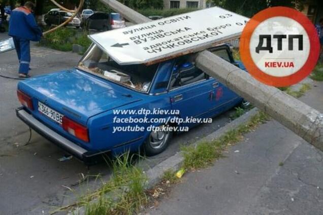 В Киеве пешехода ударил упавший из-за ДТП столб