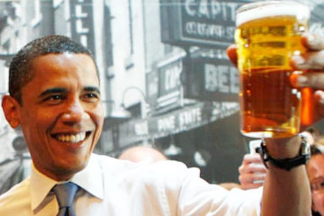 Мир отмечает день пива: кто из политиков не может без пенного напитка