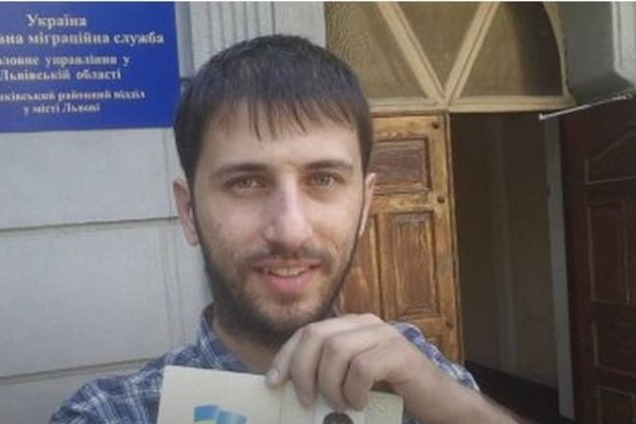 Львовянин получил первый паспорт без русского дубляжа: фотофакт