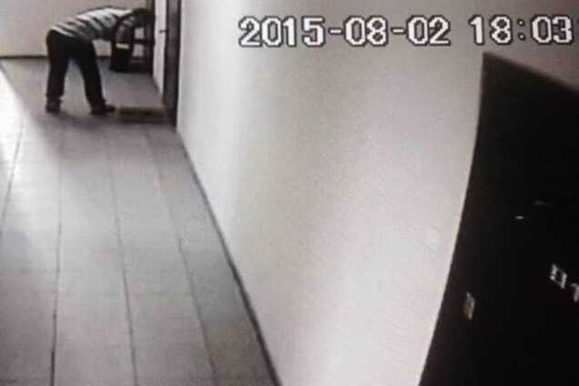 В киевской многоэтажке подозрительный тип проверял двери квартир: фото