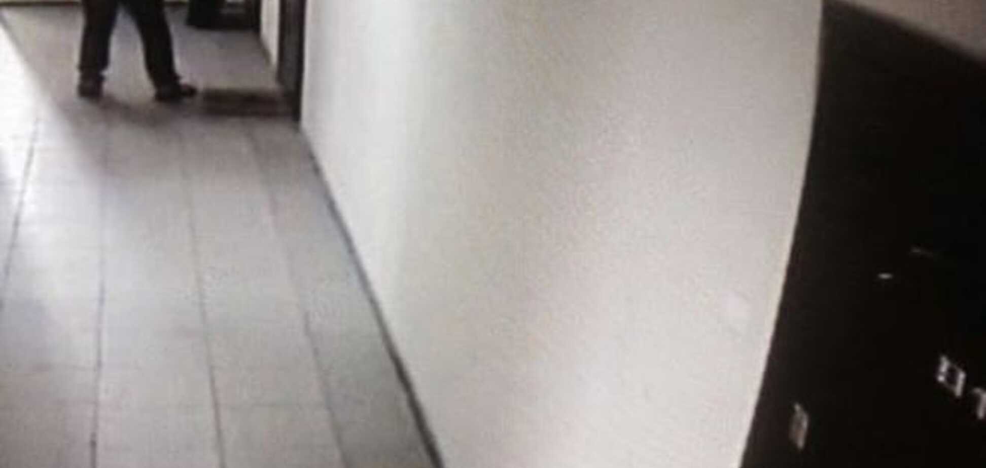В киевской многоэтажке подозрительный тип проверял двери квартир: фото