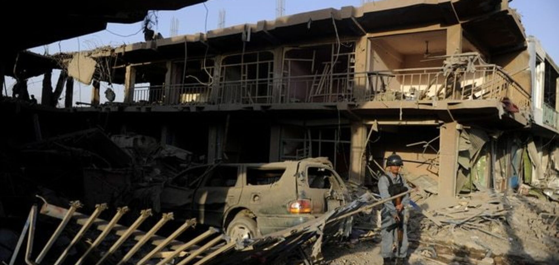 В Кабуле неизвестные подорвали грузовик: 8 убитых, около 400 раненых