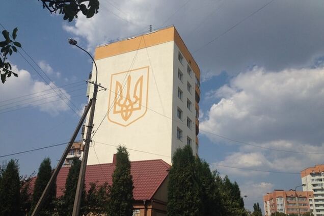 В Ривне дом украсил гигантский тризуб: опубликовано фото