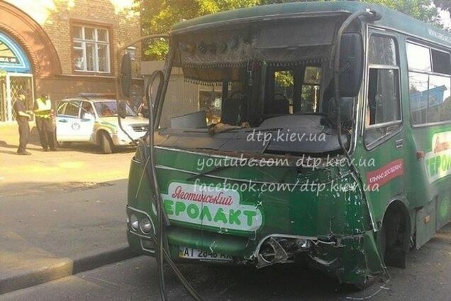 В Киеве маршрутка попала в ДТП: есть пострадавшие