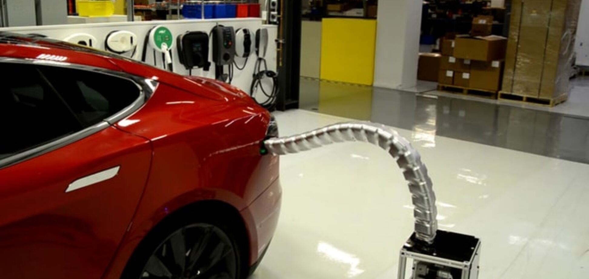 Робот научился заправлять электрокары Tesla
