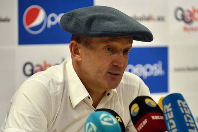 Украинский тренер пришел на пресс-конференцию в кепке-аэродроме