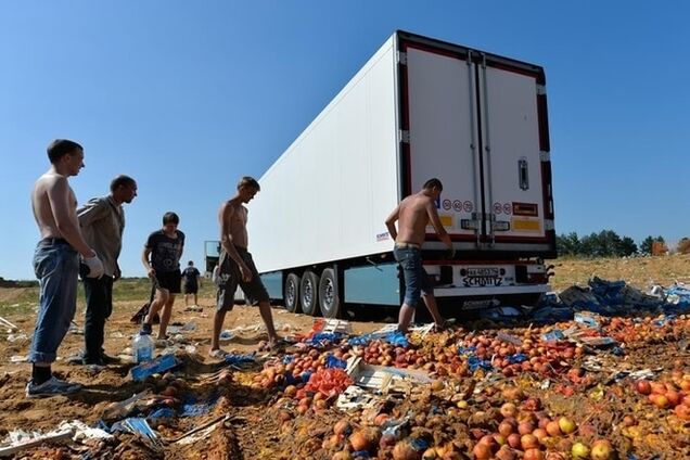 Персик не прошел! Как на границе с Беларусью сравняли с землей 200 тонн фруктов: 'сочные' фото