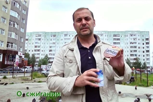 'Гори, французская гадость!': в России телеведущий сжег свинину и сыр