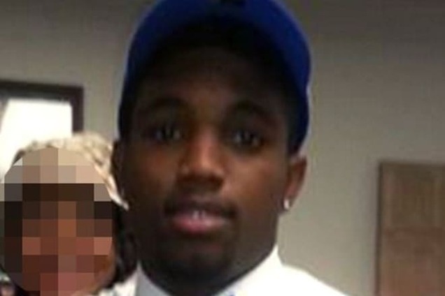 В США полицейский убил безоружного темнокожего студента