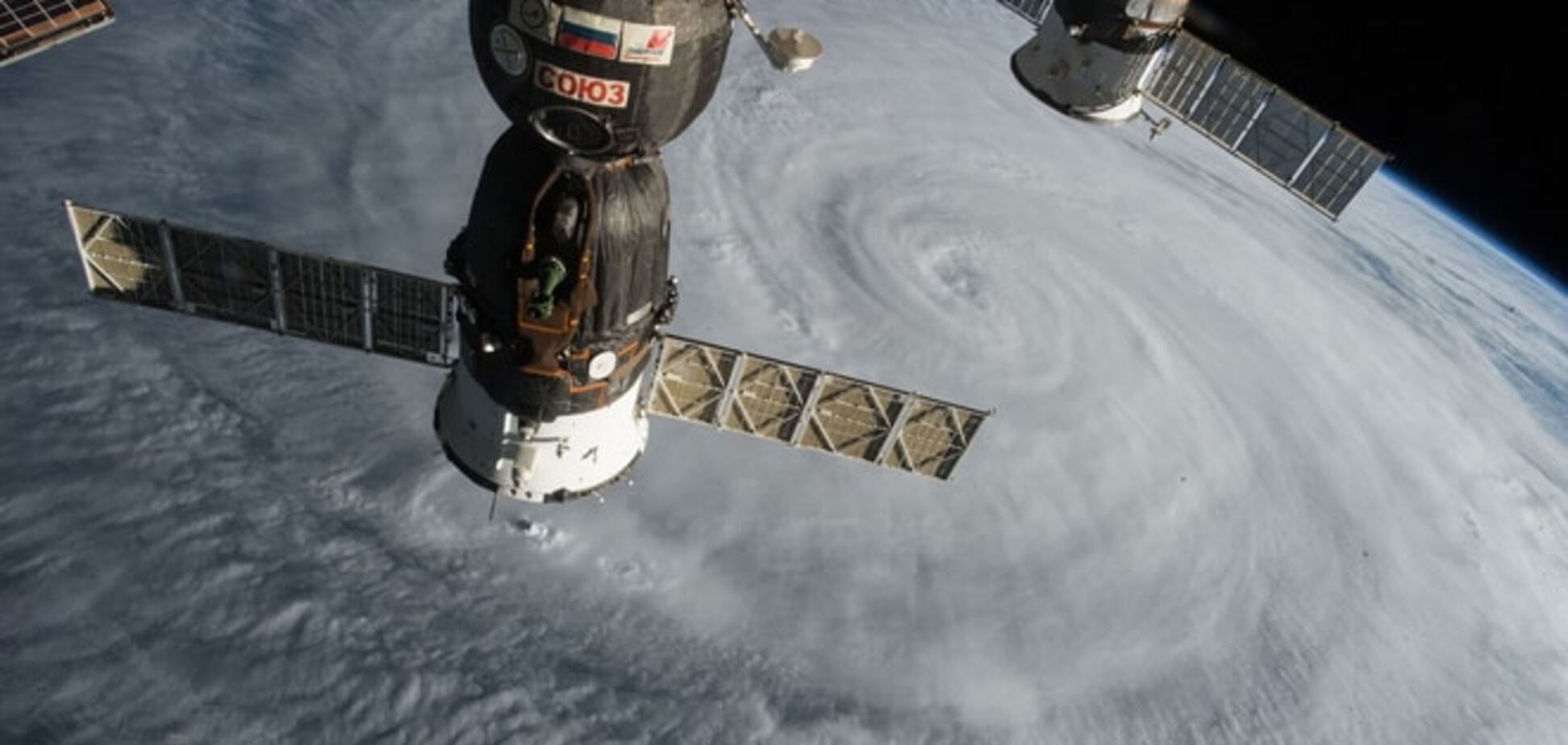 NASA показало фото моторошного супертайфуну 'Соуделор'